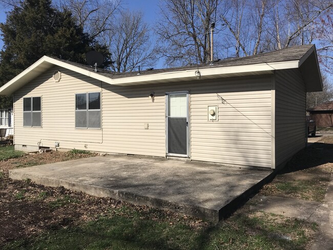 Building Photo - 4 Bedrooms! 2 Bathrooms! Updated! South lo...