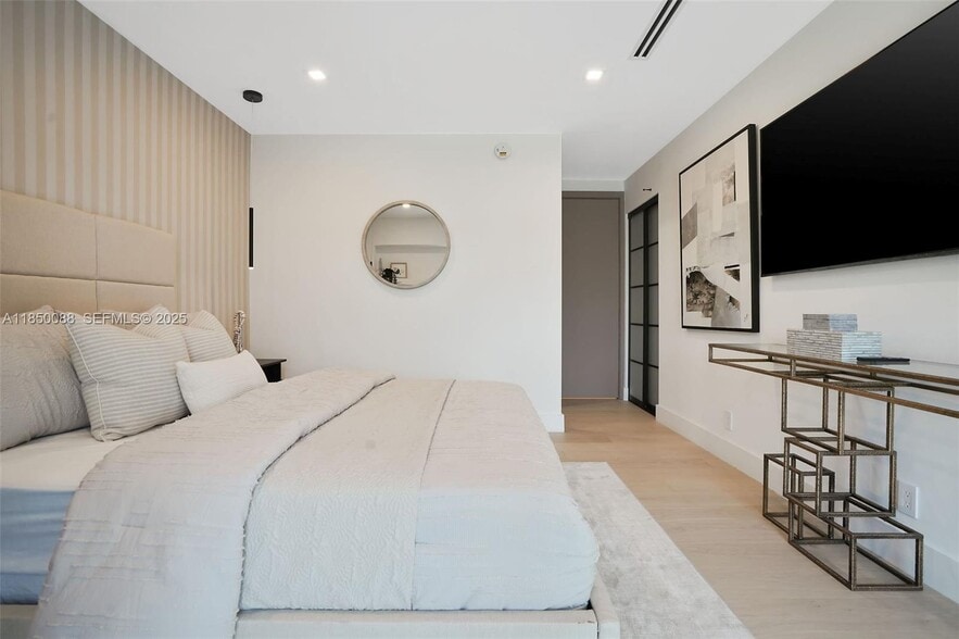 Building Photo - 3251 NE 164th St