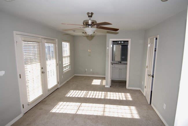 Building Photo - 554 N Keats Dr