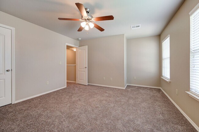 Building Photo - ** $500 Off Move-in Special ** Gorgeous 4 ...