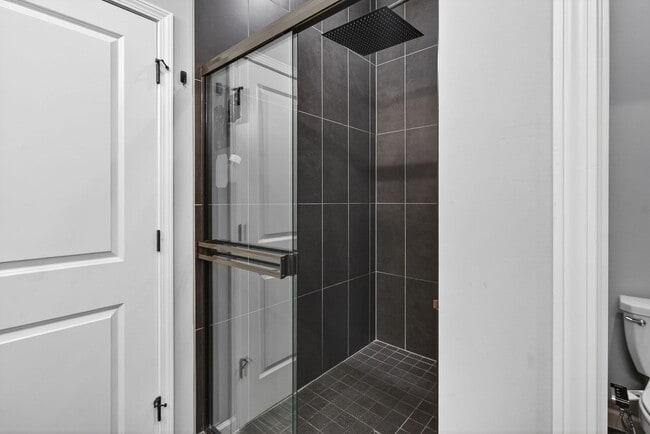 Building Photo - 4 Bed 3 Bath Home | Finished Basement, 2nd Kitchen, Private Backyard | Lee’s Summit