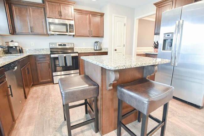 Building Photo - Pet Friendly Four Bedroom!