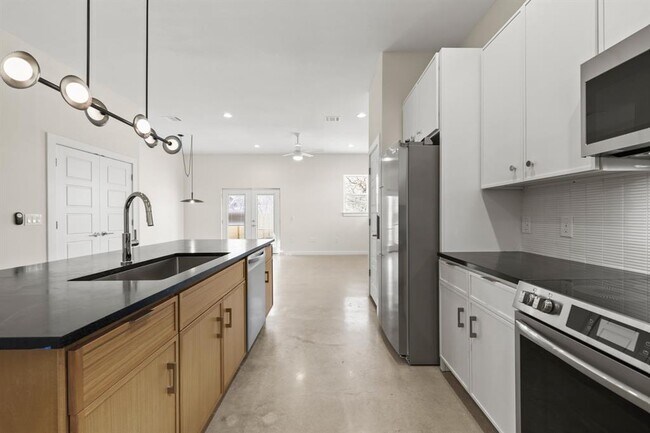 Building Photo - 4801 Sara Dr