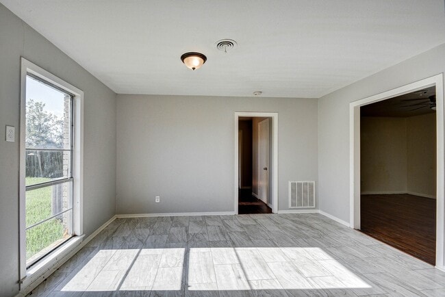 Building Photo - 131 Lakewood Dr