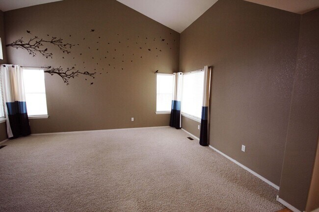 Building Photo - Spacious 4 Bedroom Home with Finished Basement, Vaulted Ceilings & Huge Fenced Yard
