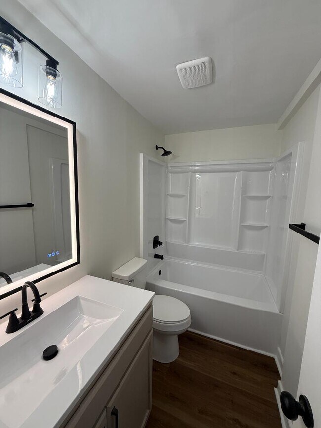 Building Photo - 415 Doak St