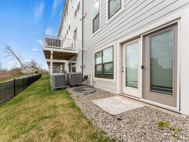 Building Photo - 2410 Stella Pl