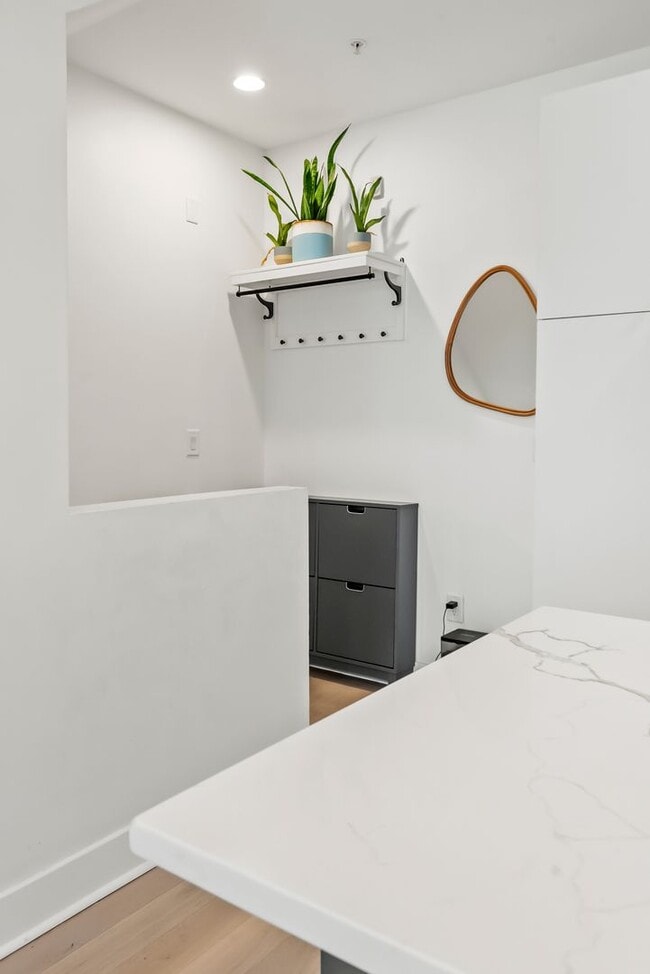 Building Photo - Bi-Level Shaw Condo