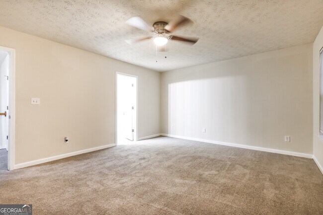 Building Photo - 2585 Lake Royale Dr
