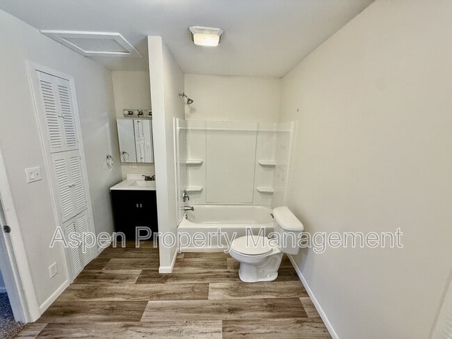 Building Photo - 420 Hedge Ave