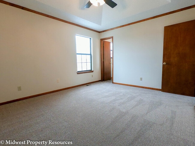 Building Photo - Clean and Fresh 3 Bedroom/2 Bath home in L...
