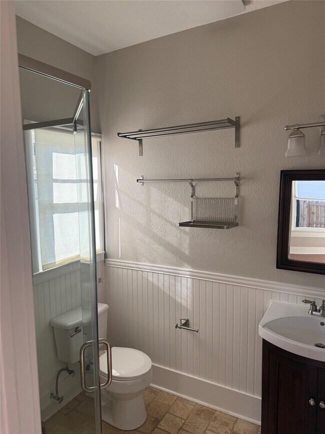 Building Photo - 305 Enid St