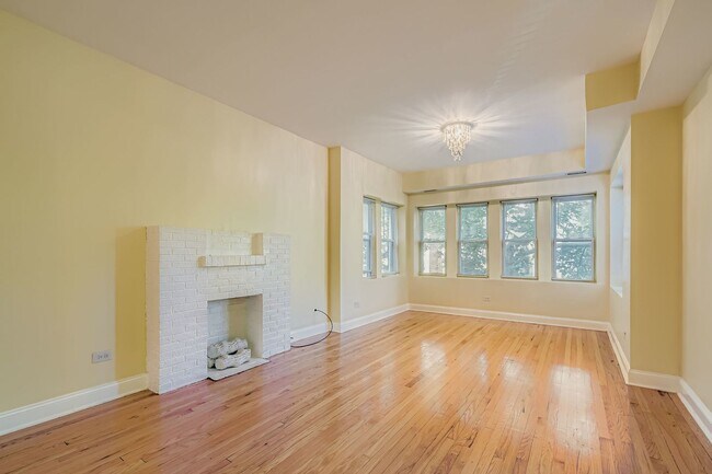 Building Photo - 6327 N Francisco Ave