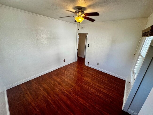 Building Photo - Beautiful Front House 2 Bed 1 Bath