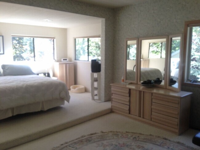 Building Photo - Quiet family home