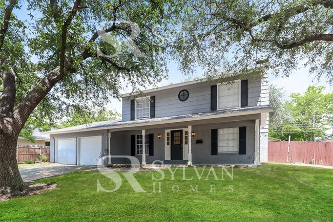 Building Photo - Feel welcome and comfortable in this spaci...