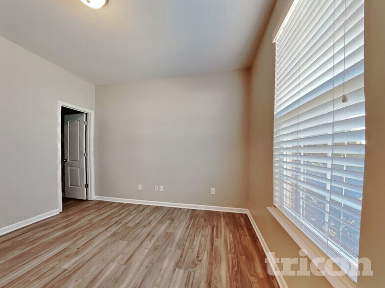 Building Photo - 1933 Pavilion Dr