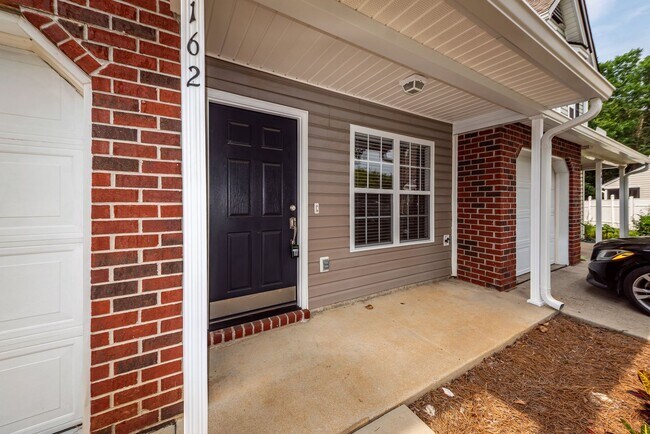 Building Photo - 3 Bedroom 3 Bath Townhome in Persimmon Hil...