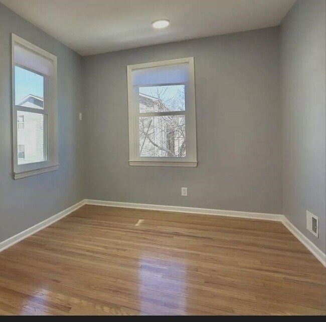 Building Photo - 146 Clarke Ave