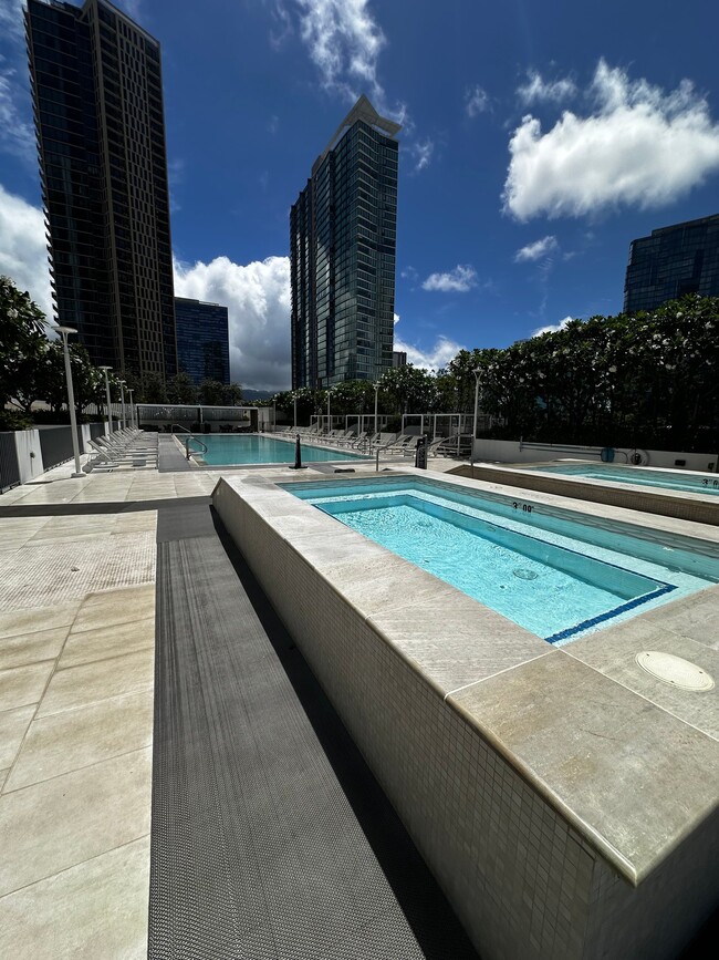 Building Photo - 1000 Auahi St