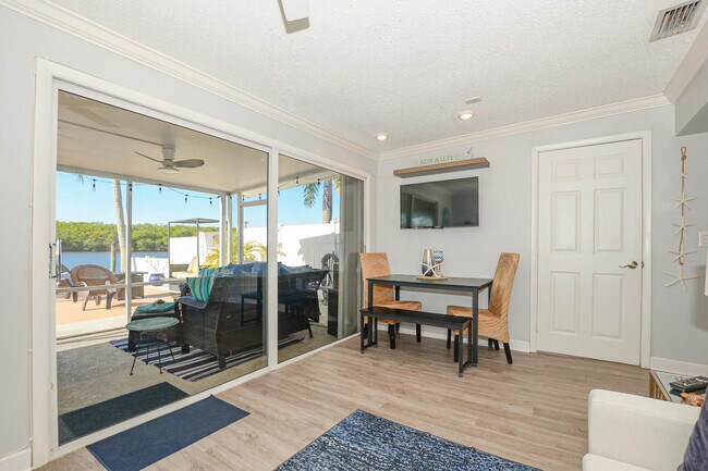 Building Photo - 110 SW Hideaway Pl