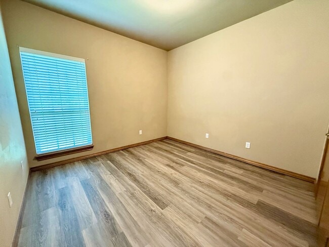Building Photo - 4 Bed Close to OU