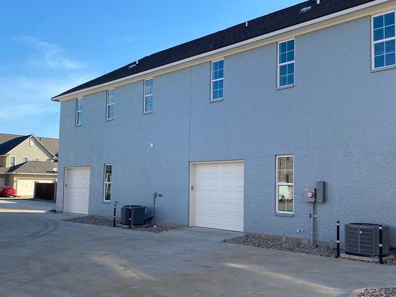 1-Car garage - 1946 Chestnut Pk Ln