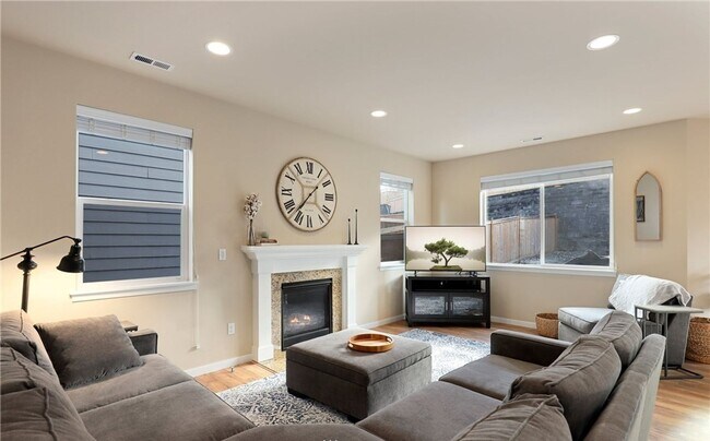 Building Photo - Beautiful large 4 bedroom home in the High...