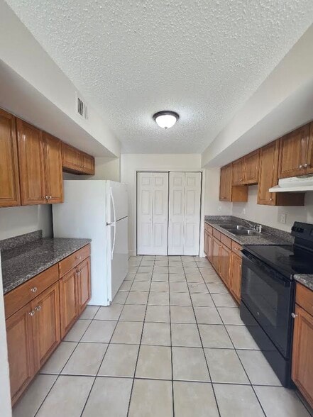 Building Photo - 46 Carriage Ln