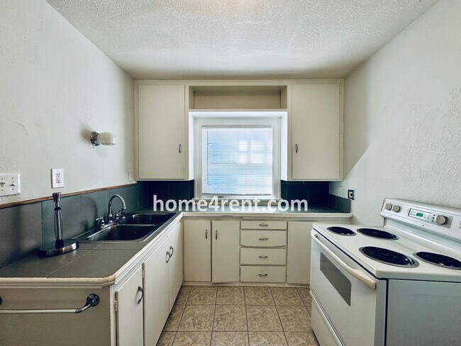 Building Photo - First Level Condo, Just Off the Plaza with Hardwood Floors and Lawn Care Provided!