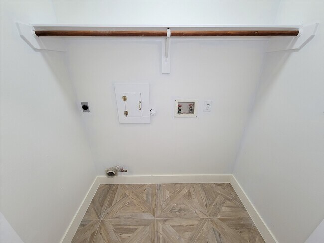 Building Photo - 218 Windrift Ct