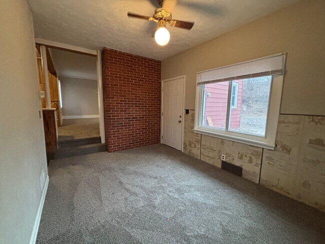 Building Photo - Charming Hilltop Home with Stunning City Views