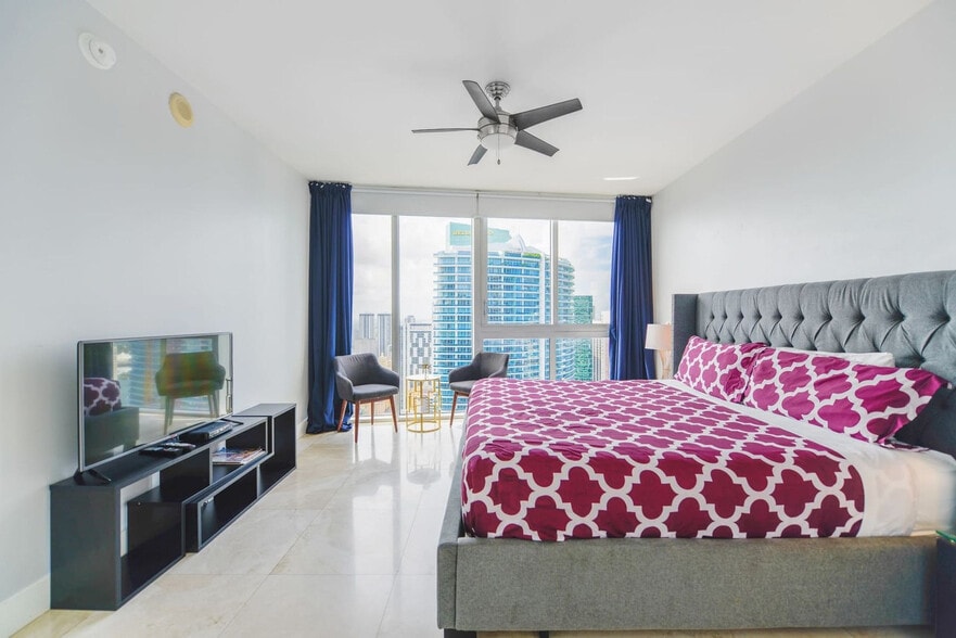 Building Photo - 485 Brickell Ave