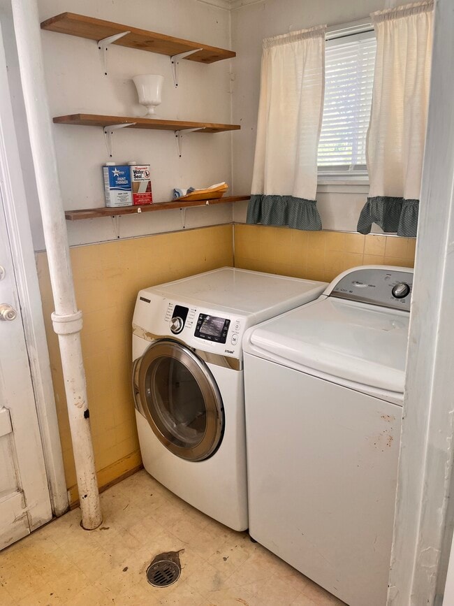 Building Photo - 610 Marquette Dr