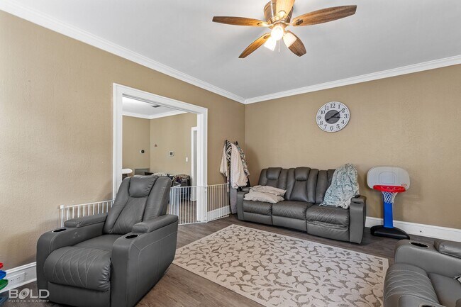 Building Photo - 130 Dalzell St