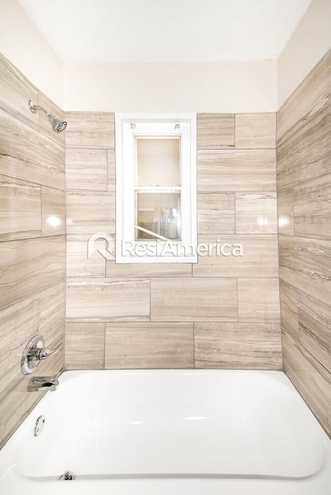 Building Photo - Newly Renovated 3/1 In 38111