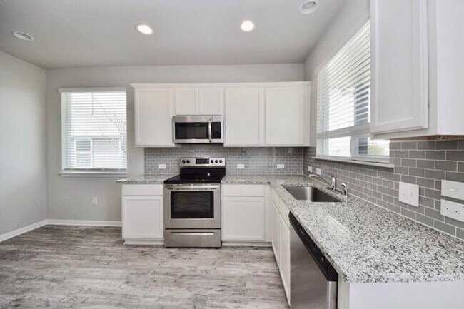 Building Photo - 1701 Logan Dr