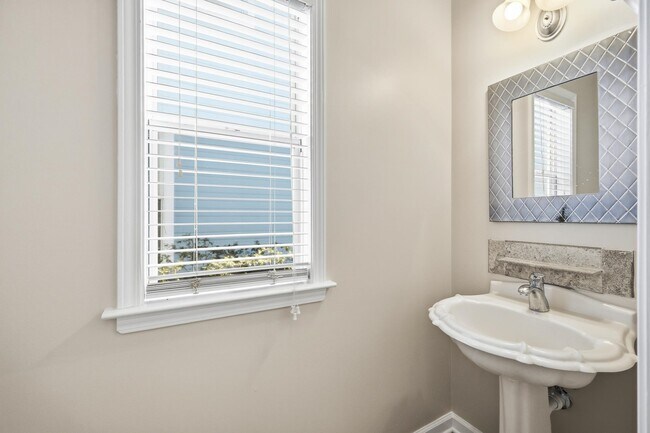 Building Photo - 1277 Island Pl E