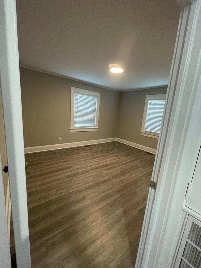 Building Photo - 2 Bedroom 1 Bath