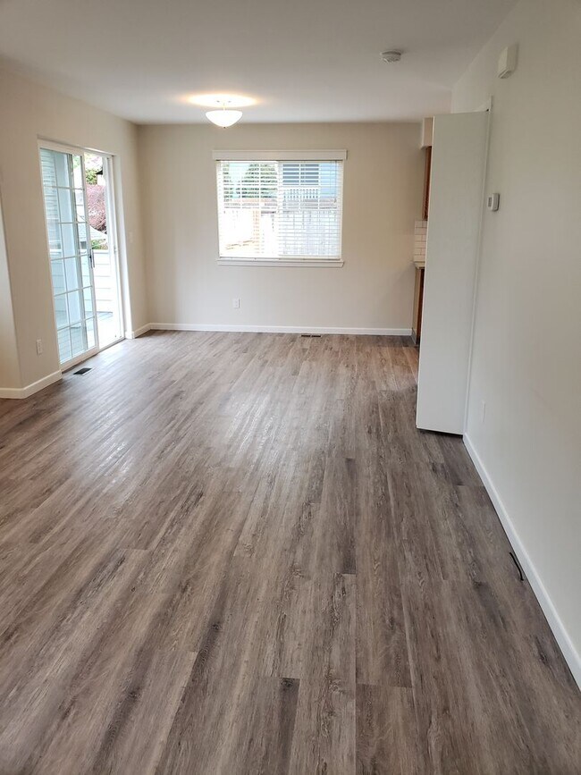 Building Photo - Beautifully Finished Home In A Great Location!