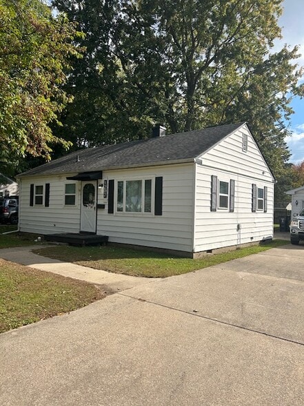 Building Photo - 1202 E Saint Andrews Rd