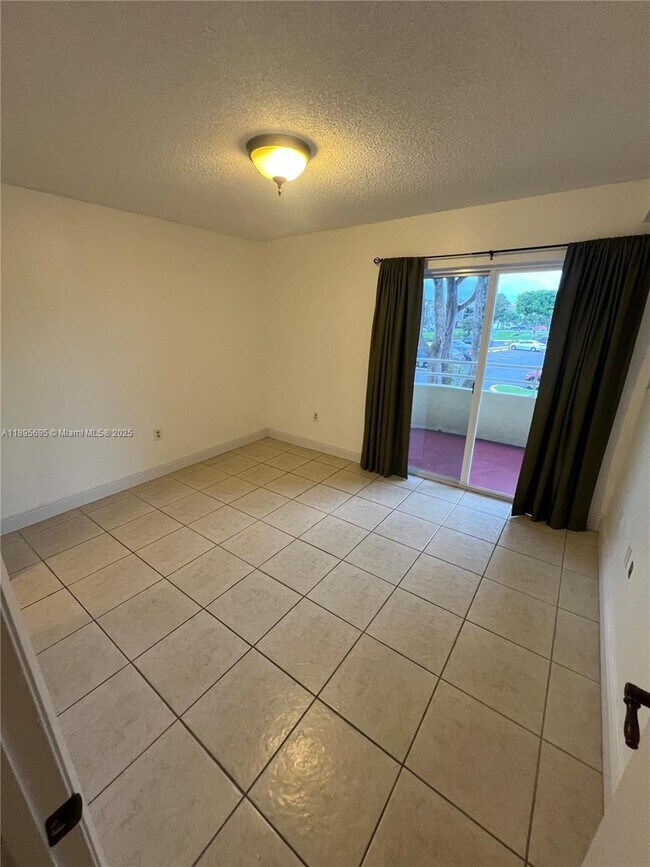 Building Photo - 10765 SW 108th Ave