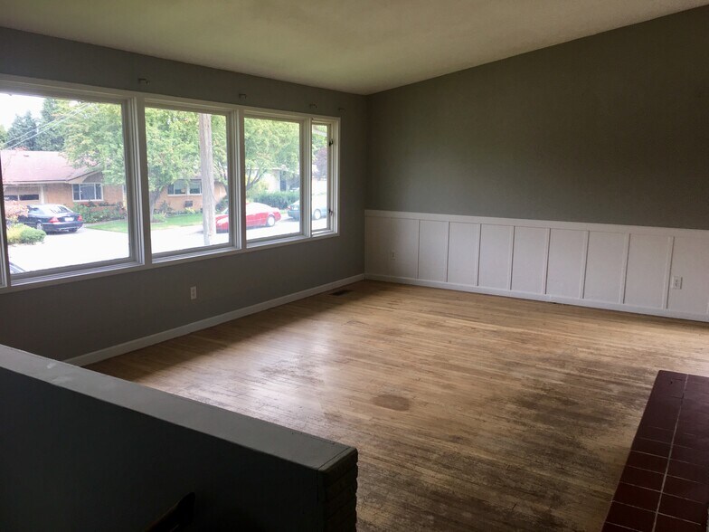 Upstairs Living Room - 3512 East Ben Burr Boulevard