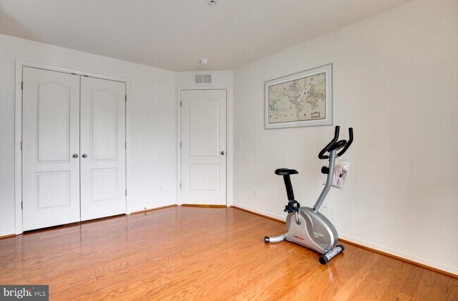 Building Photo - 3009 Chesapeake Dr
