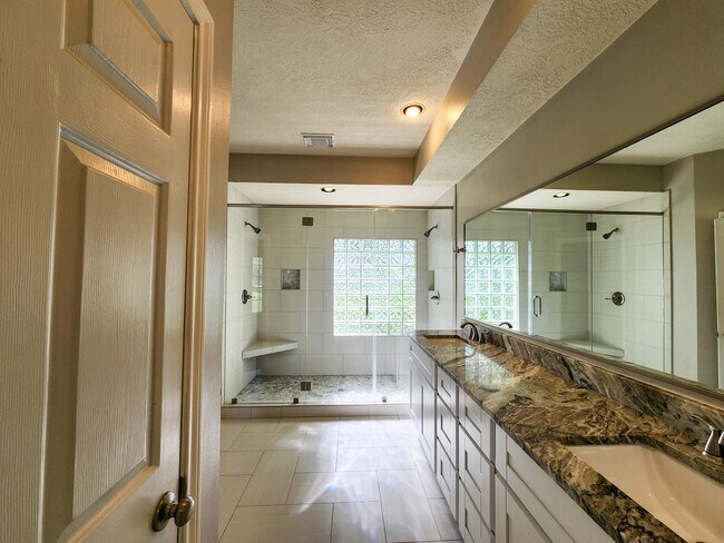 Building Photo - 2412 N Mission Cir