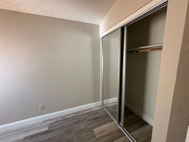 Building Photo - 1170 Forest Knoll Ct