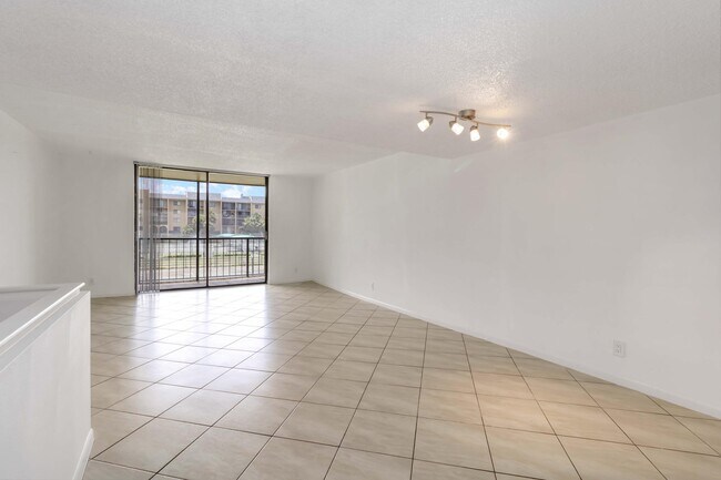 Building Photo - 2820 Tennis Club 204 Dr