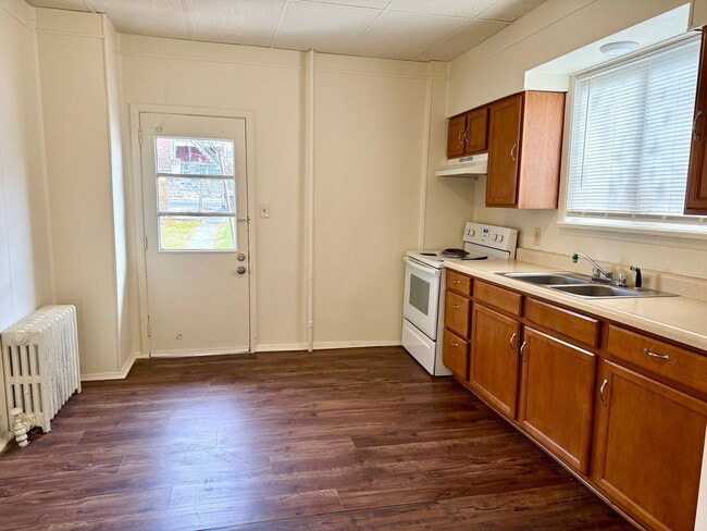 Building Photo - 305 S Front St