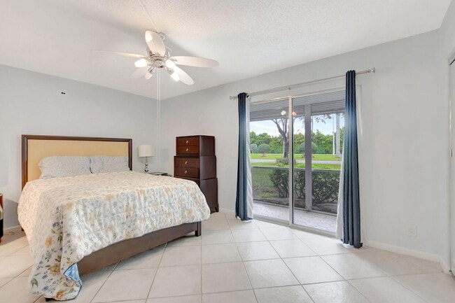 Building Photo - 549 Fanshaw N