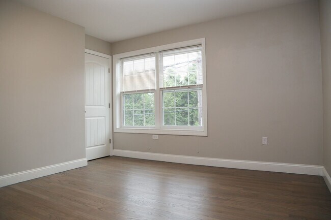 Building Photo - Newly Built 6br/3ba- Steps away from PC!